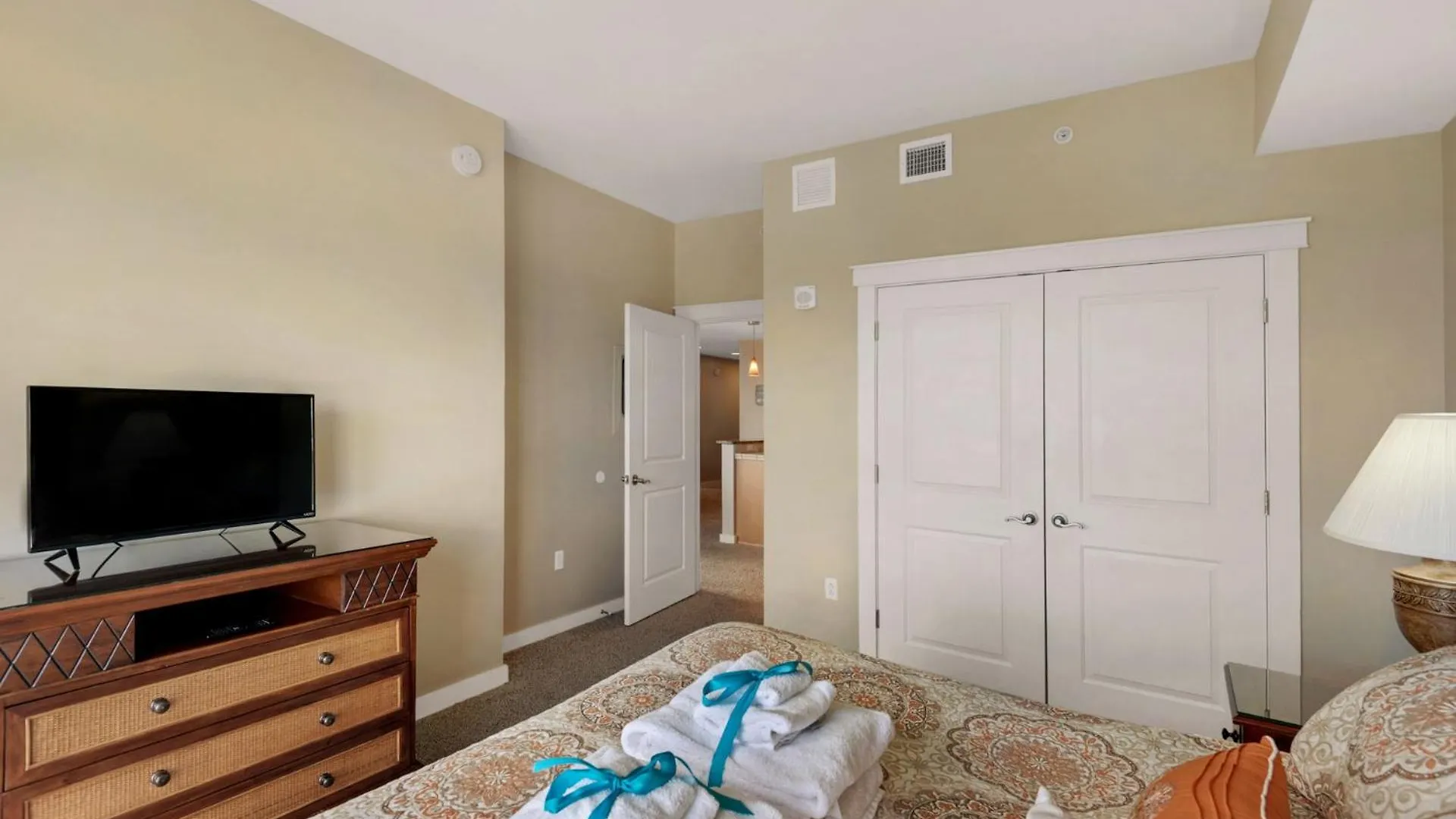 Across From The Beach! Near Pier Park & Dining! Sleeps 6! 2 Bedroom / 2 Ba! Panama City Beach Holiday home